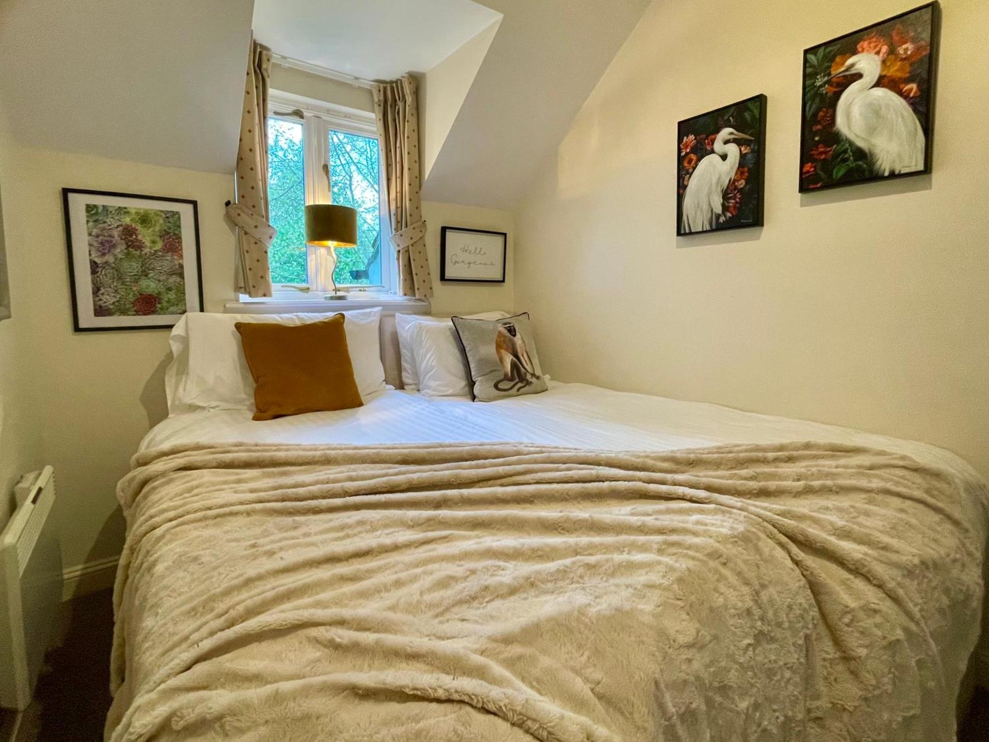 Cosy Cotswold Lodge By Your Home Here - Summer Sale For 3 Plus Nights - Ideal For Families With Log-Burner, Spa, Private Parking And Heated Swimming Pools Ashton Keynes ภายนอก รูปภาพ