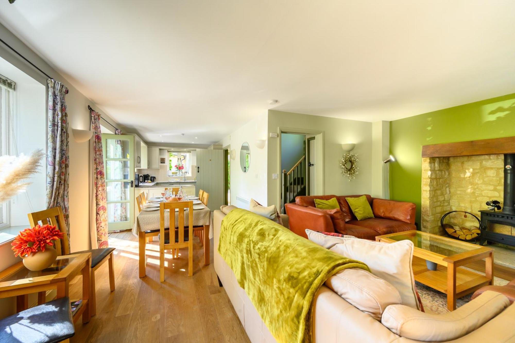 Cosy Cotswold Lodge By Your Home Here - Summer Sale For 3 Plus Nights - Ideal For Families With Log-Burner, Spa, Private Parking And Heated Swimming Pools Ashton Keynes ภายนอก รูปภาพ