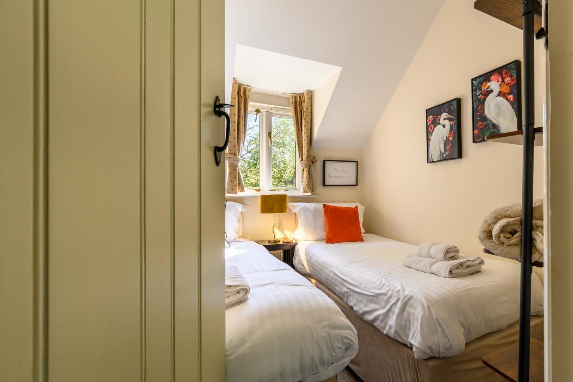 Cosy Cotswold Lodge By Your Home Here - Summer Sale For 3 Plus Nights - Ideal For Families With Log-Burner, Spa, Private Parking And Heated Swimming Pools Ashton Keynes ภายนอก รูปภาพ