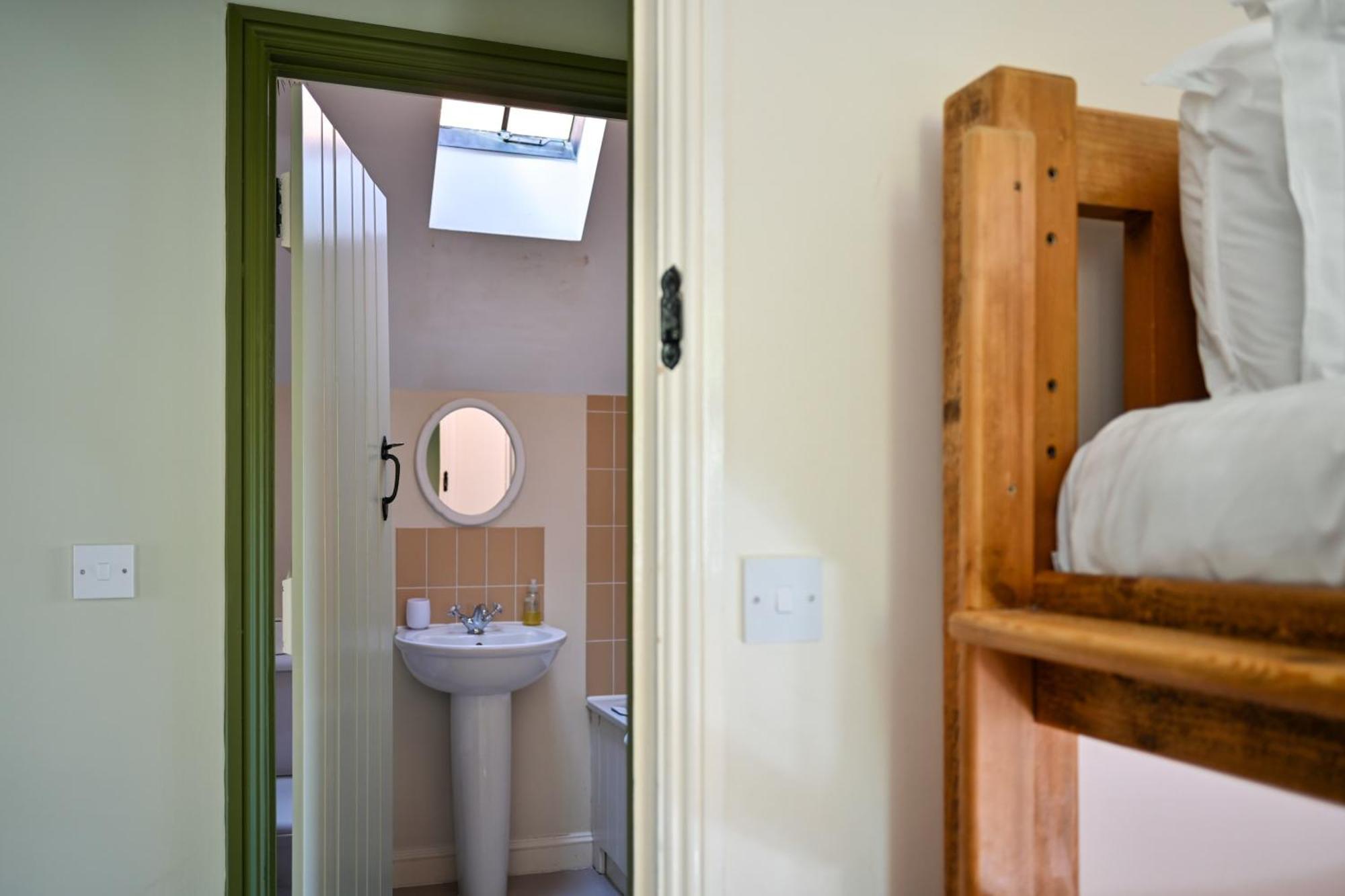 Cosy Cotswold Lodge By Your Home Here - Summer Sale For 3 Plus Nights - Ideal For Families With Log-Burner, Spa, Private Parking And Heated Swimming Pools Ashton Keynes ภายนอก รูปภาพ